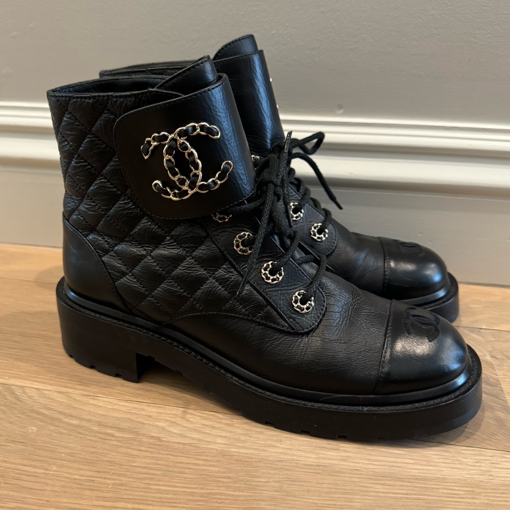 Chanel Shiny Lambskin Chain Detail Quilted Combat Boots 39.5 Excellent Condition